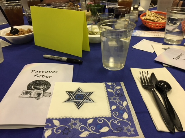 A table at the 2017 Seder hosted by Adat Shalom in Dallas.