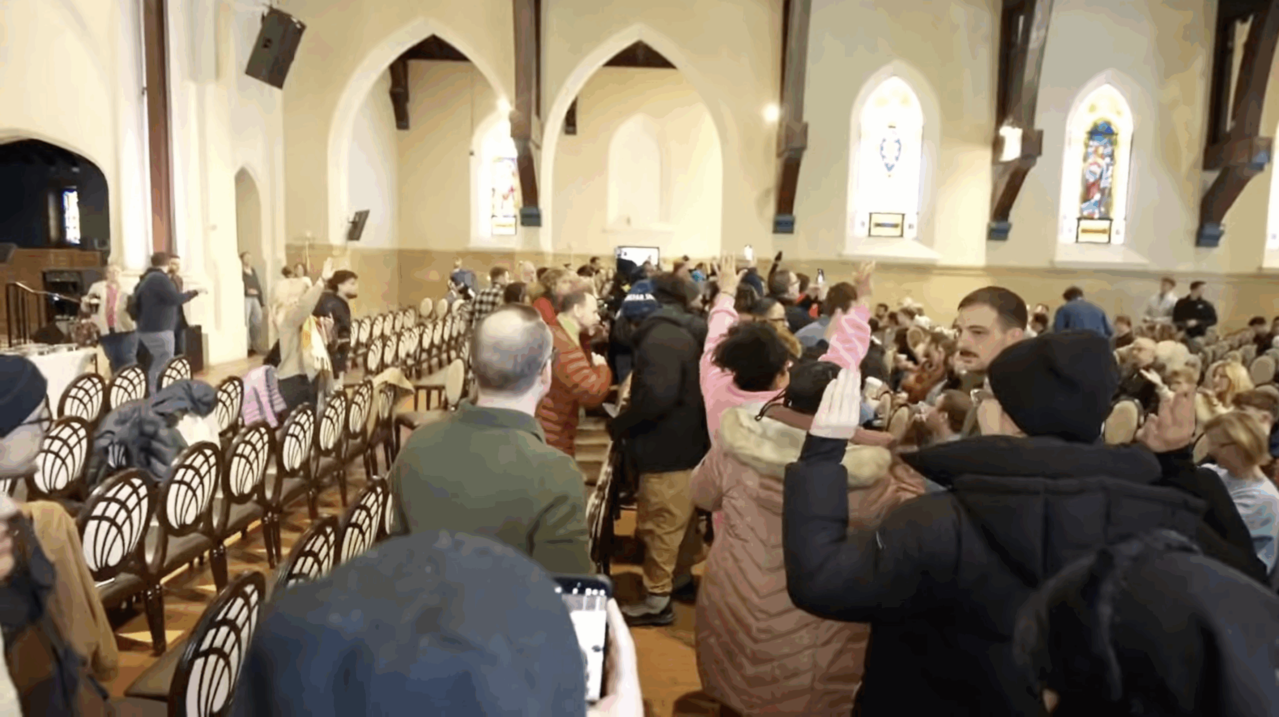 Manifestantes contra el ICE interrumpen un servicio religioso en Minnesota