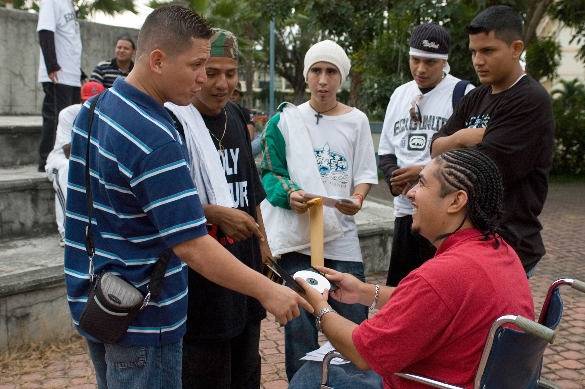 Antiguos miembros de pandillas ahora comparten sobre Cristo | Baptist Press, image size:2000x1330